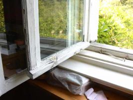Dringend zu erneuernder Fensteranstrich